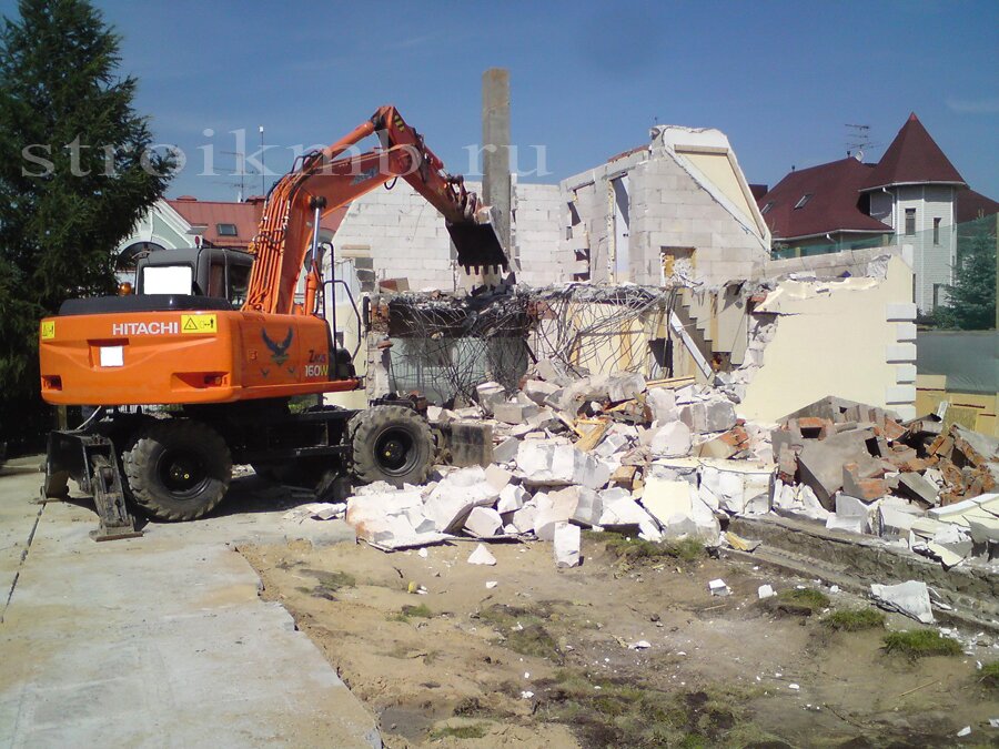 Демонтаж здания с применением ковша экскаватора